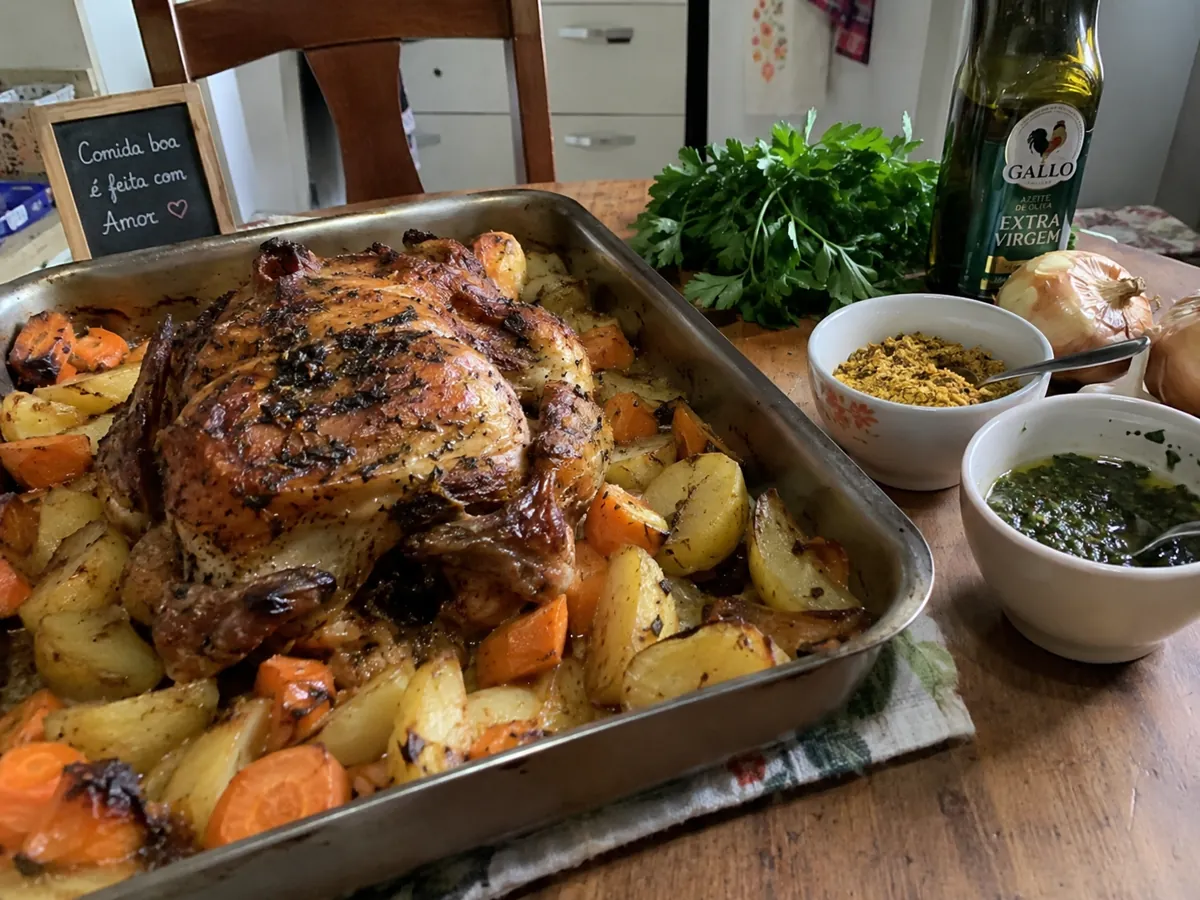 Frango assado com batata e cenoura na assadeira, temperado com mistura caseira