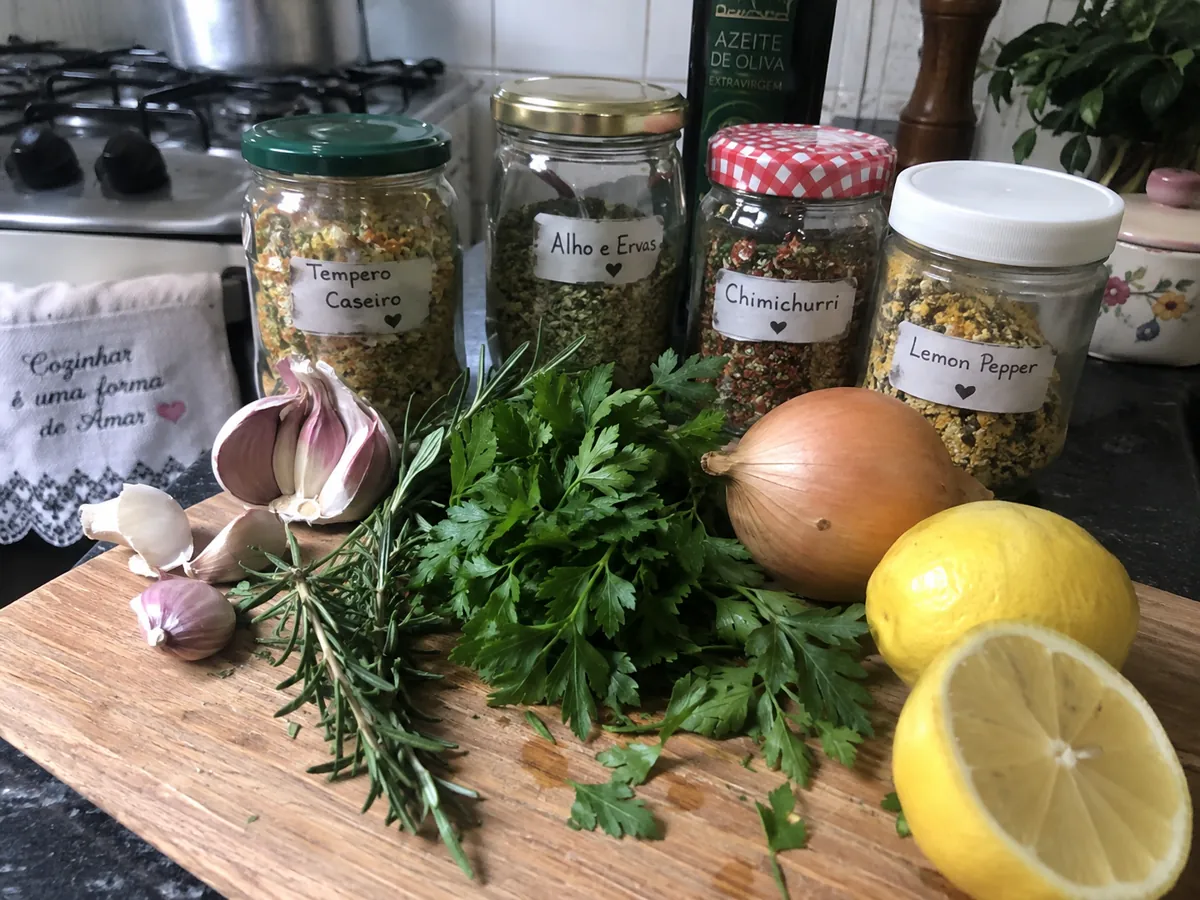 Potes rotulados de Tempero Caseiro, Alho e Ervas, Chimichurri e Lemon Pepper com alho, alecrim e limão